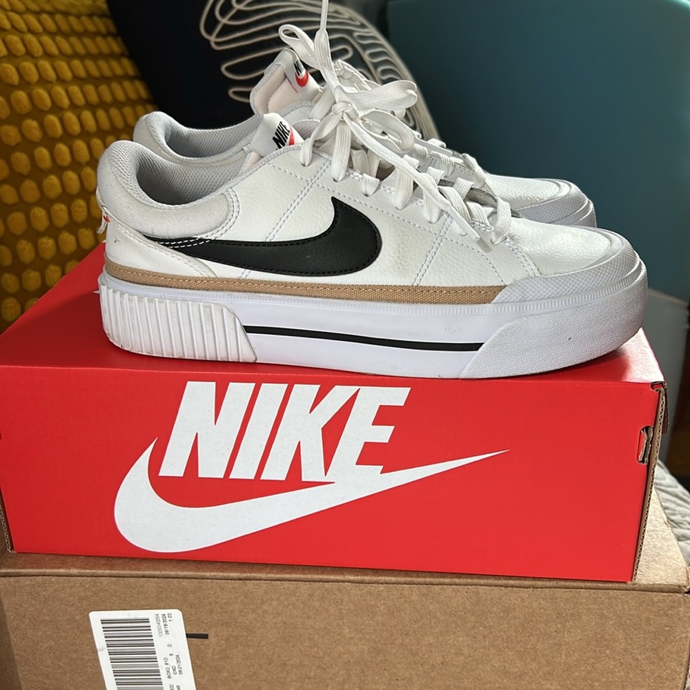 Nike Legacy Lift Women’s Size 8